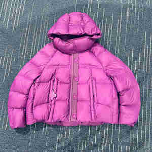 Chaqueta Acolchada con Capucha Extra Grande en Color Fucsia Vibrante, con Ribete de Punto y Bolsillos con Broches, Abrigo Corto Cálido para Invierno, Venta al Por Mayor - Product Image 1