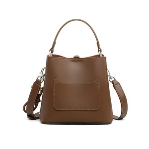 Sac à bandoulière seau Zenos élégant en cuir véritable pour femme, grande capacité, avec fermeture éclair, idéal pour les trajets quotidiens et la mode - Product Image 5