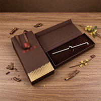 Boîte cadeau personnalisée OEM en forme de livre avec estampage à chaud or et rouge réutilisable |   Boîte rigide longue à rabat avec insert en velours pour bâtonnets d'encens