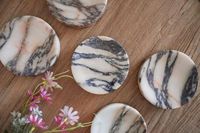Ensemble de sous-verres en marbre naturel de luxe moderne YUSHI, dessous de verre en pierre veinée unique pour projets de design haut de gamme et décoration intérieure