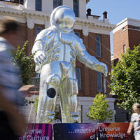 Grand modèle d'astronautes gonflables Décoration publicitaire extérieure Grand astronaute géant métallique brillant