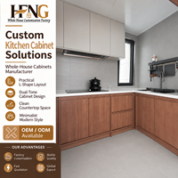 Lemari Dapur Modern Dua Warna dengan Unit Dasar Motif Kayu dan Lemari Dinding Putih untuk Proyek Renovasi Interior Apartemen