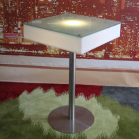 Table de bar carrée en plastique éclairée par LED avec un design moderne, écologique et résistante à l'eau, pour usage commercial, maison, banquet, hôtel