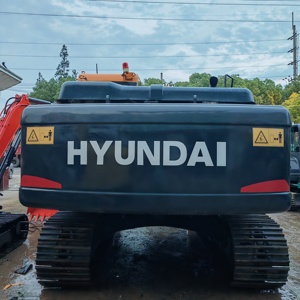 Excavadora de cadenas Hyundai 220LC-9S usada, modelo 2022, 22 toneladas, excelente estado, con martillo hidráulico, motor y accesorios. - Product Image 2