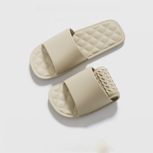 Chanclas de Interior Más Vendidas - Ligeras, Acolchadas, Estilo Hotel, Antideslizantes, Antiolor, Duraderas, de PVC Tejido, de Alta Calidad - Product Image 4