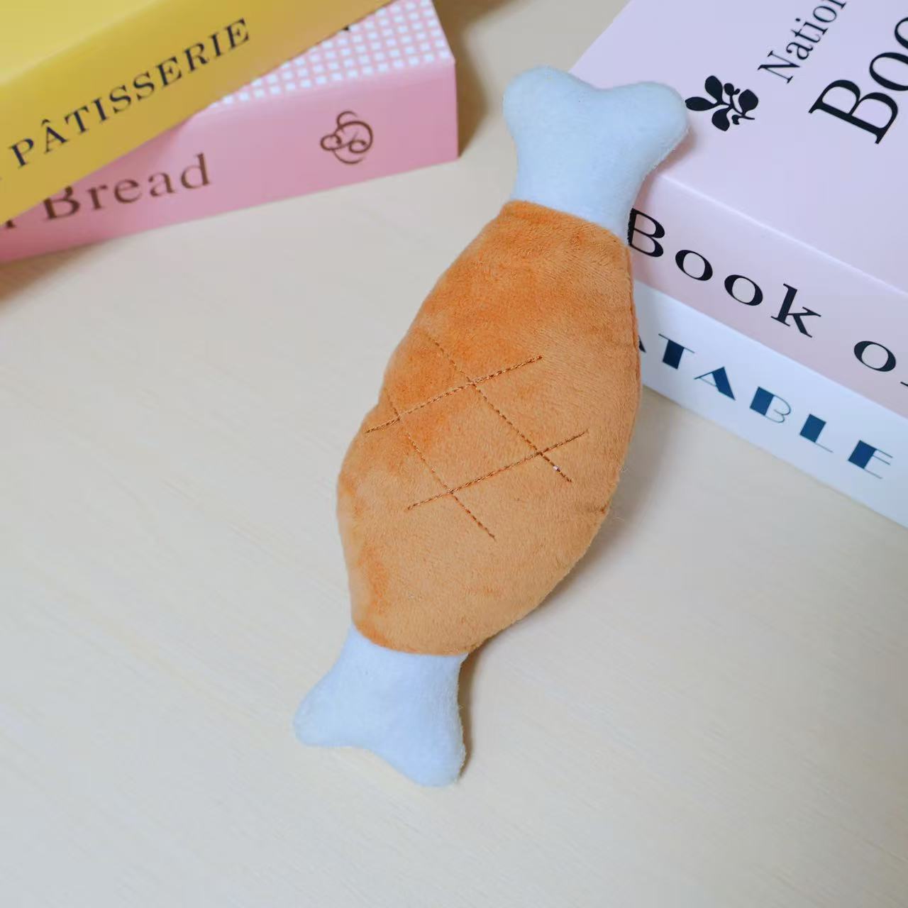 Muslo de pollo de peluche con sonido.