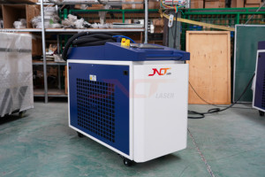 Nettoyeur laser continu à grande vitesse 1500W de 300mm de large pour l'élimination de la peinture antirouille du châssis/cadre du camion - Product Image 4