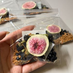 Sachets <span class=keywords><strong>de</strong></span> <span class=keywords><strong>thé</strong></span> aux fruits secs mélangés et aux graines : figue, mûre, haricot <span class=keywords><strong>noir</strong></span>, graines <span class=keywords><strong>de</strong></span> lin, graines <span class=keywords><strong>de</strong></span> citrouille. Granulés <span class=keywords><strong>de</strong></span> fruits secs mélangés, conditionnés individuellement pour la consommation quotidienne. - Product Image 6