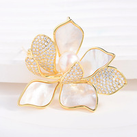 XILIANGFEIZI Nouvelle broche lotus haut de gamme incrustée de micro-zircons et de coquillages naturels, épingle élégante en perle d'eau douce, tendance