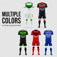 Seragam Sepak Bola Pria Bergaris Custom, Jersey Lengan Pendek Bahan Mesh Cepat Kering, Celana Pendek, Kaus Kaki untuk Pertandingan Tim Sepak Bola, OEM ODM, Pasokan Grosir
