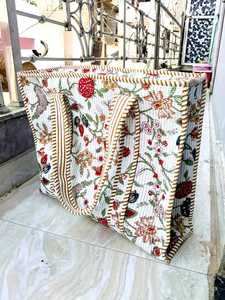Bolso de mano de algodón hecho a mano con estampado floral, bordado, acolchado, cierre de cremallera y diseño espacioso para llevar al hombro. - Product Image 2