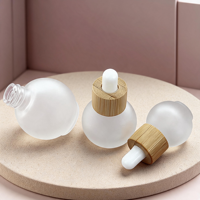 Bouteilles de soins de la peau cosmétiques en verre givré avec pompe Pp buse adaptée salle de bain vanité commode étagère compte-gouttes bouteille