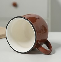 Mug à café en céramique vintage marron avec bord noir et glaçure brillante, idéal pour les cafés et la maison (vente en gros)