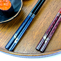 Ensemble de baguettes en bois, 2 paires avec repose-baguettes en métal et plaques noires et dorées, baguettes en bois rouge et bleu, coffret cadeau de luxe