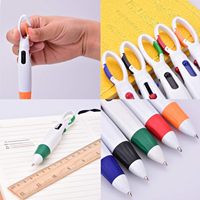 Stylo bille publicitaire personnalisé avec logo imprimé en 4 couleurs et mousqueton, idéal pour événements d'entreprise et cadeaux promotionnels