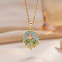 Tendance Coloré Émail Charme Peinture À L'huile Style Naturel Perle D'eau Douce Fleur Goutte Pendentif Collier pour Femmes
