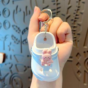 Nouvelles mini pantoufles et chaussures à trous mignonnes, porte-clés de voiture pour couple, pendentif de sac à dos, petits cadeaux, vente en gros, poupées et jouets Myste - Product Image 4