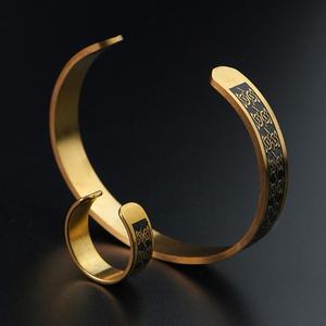 Conjunto de Joyería de Moda: Pulseras de Acero Inoxidable Esmaltado Personalizadas de Nuevo Estilo, Anillo con Dijes PVD de 18K y Brazaletes Dorados - Product Image 3