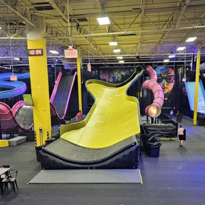 Grande Parque de Escorregadores Secos para Crianças, Playground Gigante com Escorregadores em Espiral e Tubos Ondulados para Diversão Interna - Product Image 1