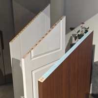 Porte de salle de bain en matériau WPC avec des caractéristiques imperméables et résistantes à l'humidité, parfaite pour les espaces modernes