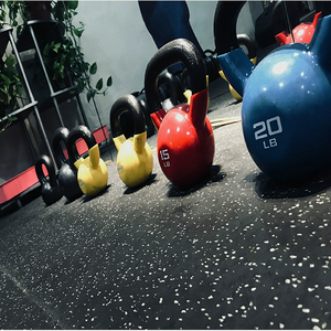 حبيبات مطاطية لإطارات الشاحنات تنتج بلاطات أرضية مطاطية صديقة للبيئة لصالات الألعاب الرياضية - Product Image 2