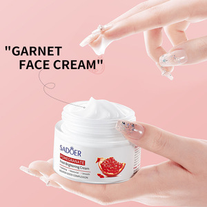 OEM SADOER Marque Privée – Coffret Soin à la Grenade Rouge : Sérum, Nettoyant, Crème, Tonique, Crème Contour des <span class=keywords><strong>Yeux</strong></span>, Lotion Hydratante et Éclaircissante - Product Image 1