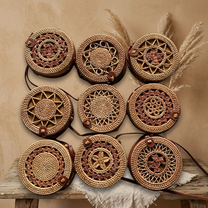 Sac à bandoulière en rotin tressé fait main avec bouton et décoration nacre, idéal pour l'été, cadeau d'anniversaire, origine Vietnam - Product Image 1