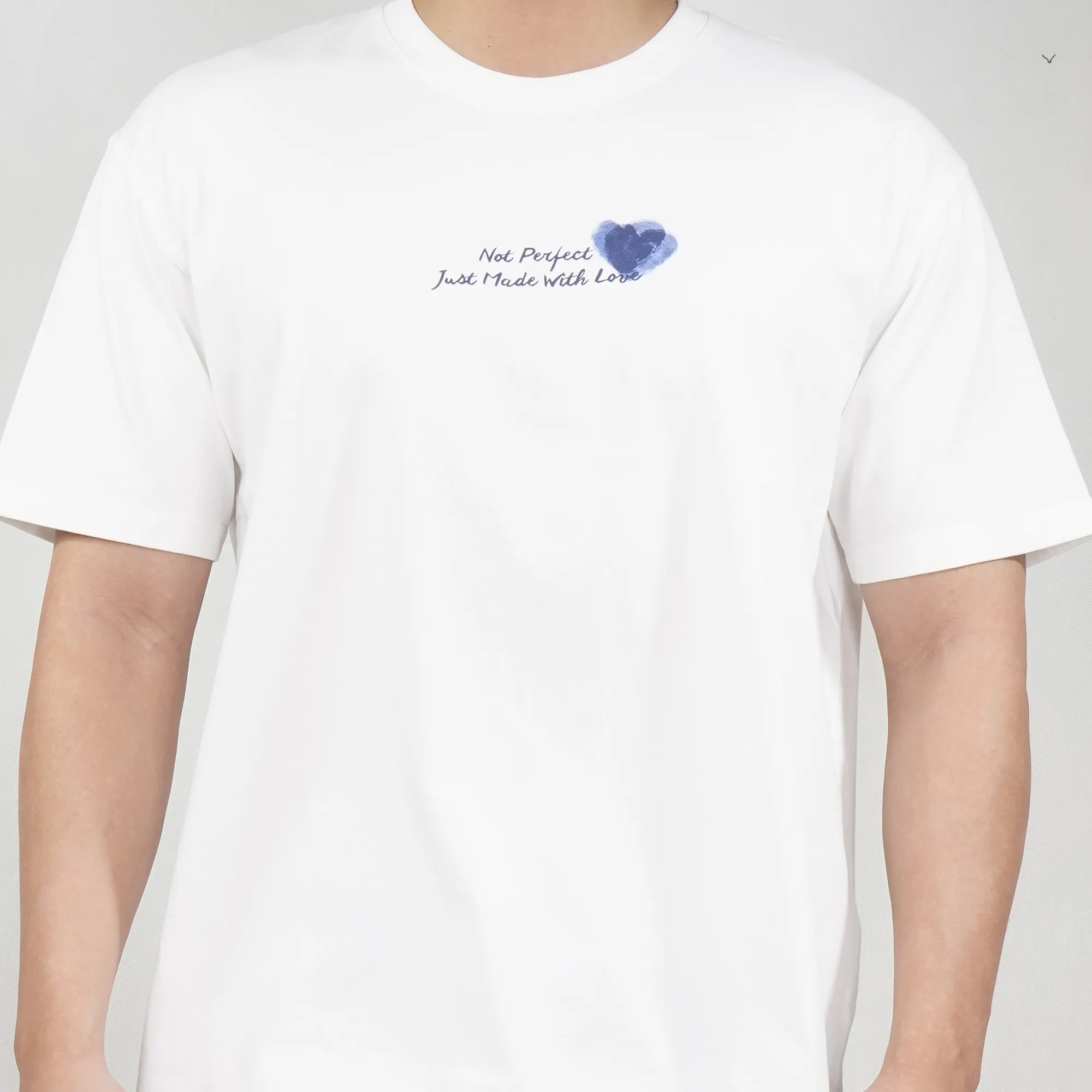 Küçük kalp baskı ve çizgi kelimeleri ile erkek örgü kazak beyaz T shirt