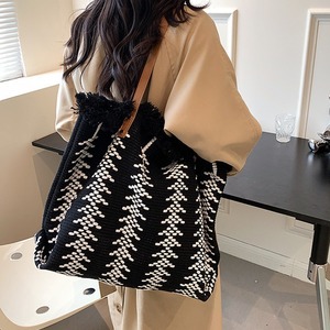 Bolso de Hombro Grande para Mujer, Estilo Moderno con Borlas Tejidas, para Uso Diario y Viajes, con Asa de PU, Venta al Por Mayor - Product Image 3