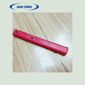 Poussoir de livre en plastique rouge pour machine à relier Nantong, pièce manuelle pour équipement de reliure parfaite et agrafage à cheval - Product Image 1