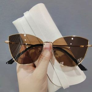 Lunettes de soleil œil de chat en métal avec logo personnalisé, monture large vintage en alliage, verres dégradés, protection UV400 pour femmes - Product Image 3