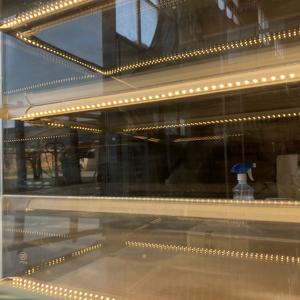 Comptoir de réception minimaliste moderne <span class=keywords><strong>en</strong></span> <span class=keywords><strong>bois</strong></span> avec éclairage LED et verre trempé pour caisse, café, salon de thé, bar, entreprise - Product Image 2