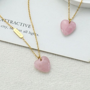 Collar de Corazón de Piedra Natural Rosa con Baño de Oro de 18k, de Acero Inoxidable, Resistente al Agua y al Deslustre, con Logotipo Personalizado para Mujer - Product Image 2