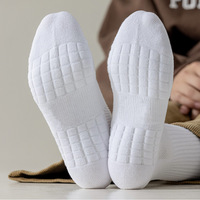 Chaussettes de football personnalisées Semelle tour épaissie Chaussettes de basket-ball noires et blanches Chaussettes de sport pour hommes Vente en gros