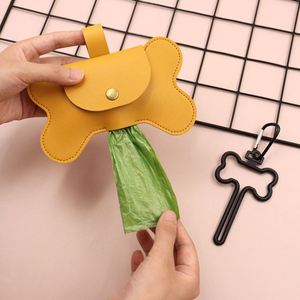 Dispensador de Bolsas para Excremento de Perro Reutilizables de Cuero PU con Clip Metálico, Portátil, en Forma de Hueso, Regalo Promocional Novedoso - Product Image 4