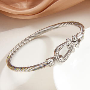 SZ260Diamond-Accented fibbia a ferro di cavallo, PVD oro placcato 18K bracciale in acciaio inox catena di corda, minimalisti di lusso polsino - Product Image 2