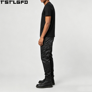 Pantalon cargo skinny personnalisé en denim ciré, aspect cuir, coupe ajustée, avec empiècements, style techwear, vente en gros - Product Image 3
