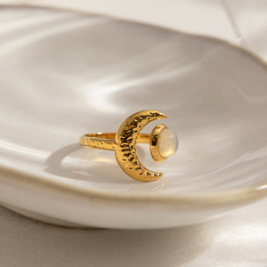 Anello Aperto Minimalista J&D a Forma <span class=keywords><strong>di</strong></span> <span class=keywords><strong>Luna</strong></span> Martellata in Acciaio Inossidabile Placcato Oro 18K con <span class=keywords><strong>Opale</strong></span> Incastonato, Regolabile, Regalo Celestiale per Donne - Product Image 6