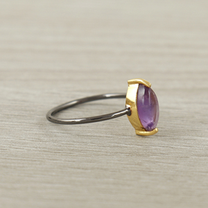 แหวนเงินแท้ 925 ประดับพลอยอเมทิสต์ทรงมาร์คีส์ |   แหวนแต่งงานแบบมินิมอลประดับพลอยแบบฝังขอบ |   เครื่องประดับผู้หญิงที่สวยงามและละเอียดอ่อน - Product Image 3