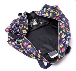 Sac de voyage pour femmes, grande capacité, sac à bandoulière portable, sac de week-end imperméable avec impression de dessins animés - Product Image 5