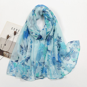 Sciarpa e Hijab in Tessuto Voile 100% Poliestere con Motivi Floreali, Puntini e Sfumature di Colore - Product Image 2