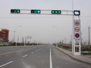 Poste <span class=keywords><strong>de</strong></span> un Solo Brazo <span class=keywords><strong>de</strong></span> Acero Q235B Galvanizado en Caliente <span class=keywords><strong>de</strong></span> Alta Calidad, Garantía <span class=keywords><strong>de</strong></span> 10 Años, Resistencia al Viento <span class=keywords><strong>de</strong></span> 180 <span class=keywords><strong>km</strong></span>/<span class=keywords><strong>h</strong></span>, Señalización <span class=keywords><strong>de</strong></span> Tráfico Vial - Product Image 2