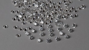 Diamantes sueltos de corte redondo cultivados en laboratorio blanco de 1,3mm para GIA IGI Certified VS & EF Quality para aplicaciones de joyería - Product Image 4