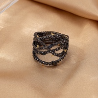 Gunmetal-Ton Breiter Bandring Mehrschichtig Ausgehöhlter Schwarzer Kristall-Besetzter Goldakzent Damen Statement Cocktail-Ring
