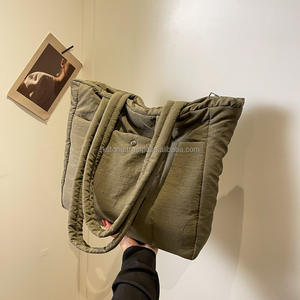 Sac à main fourre-tout en nylon matelassé tendance hiver 2024, grande capacité, doux, élégant, résistant à l'eau, antivol - Product Image 5