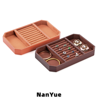 Plateau de présentation de bijoux octogonal en PU pour vente en gros, plateau de rangement pour bracelets, broches et bagues, plateau de présentation de bijoux personnalisé avec logo pour comptoir de vente au détail et vitrine