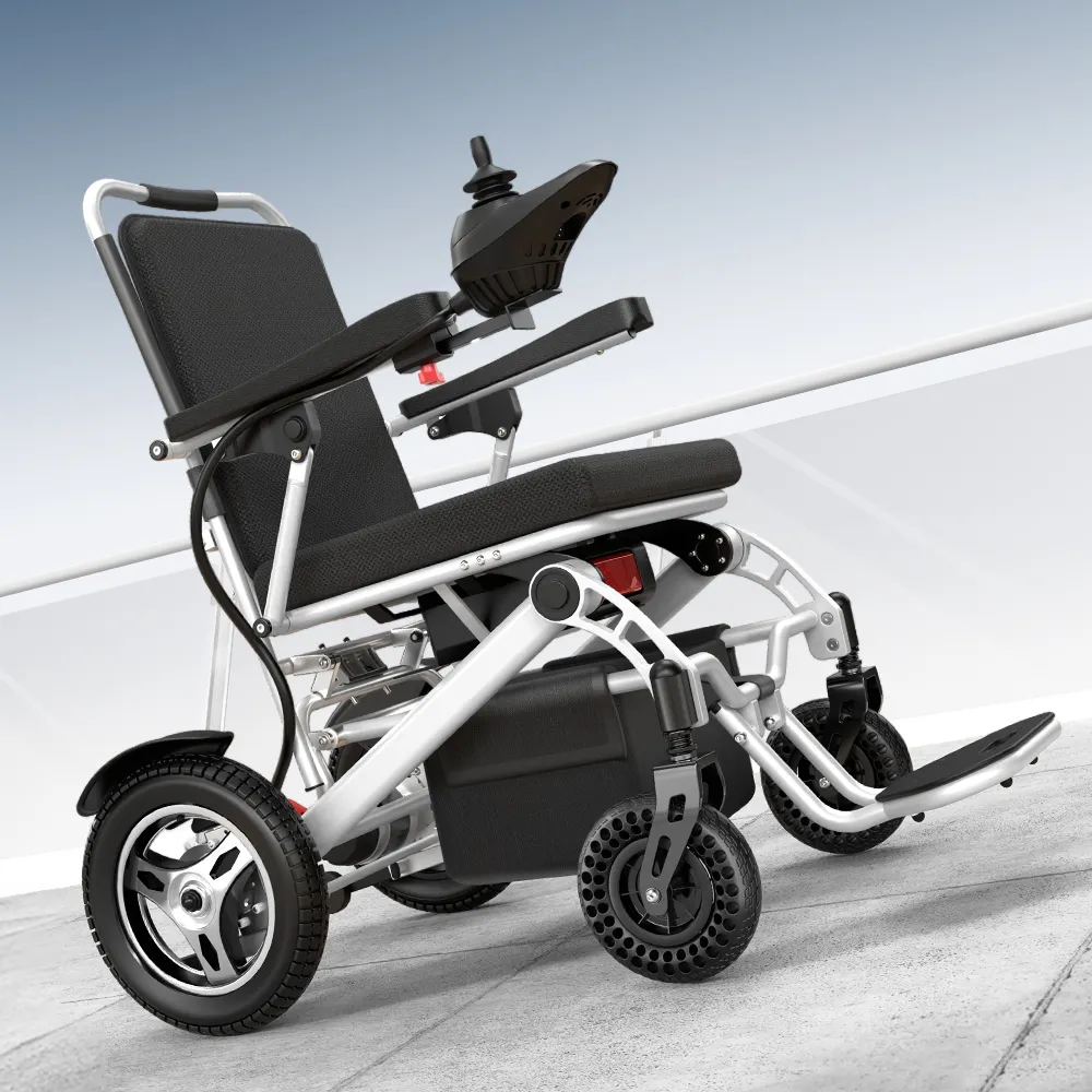 كرسي كهربائي بعجلات محمول ويمكن طيه ويتميز بوحدة أداء عالية الوزن وقوة 700 وات ووزنه خفيف وهو الكرسي العاجز الكهربائي الأفضل مبيعًا وبوزنه 22 كجم