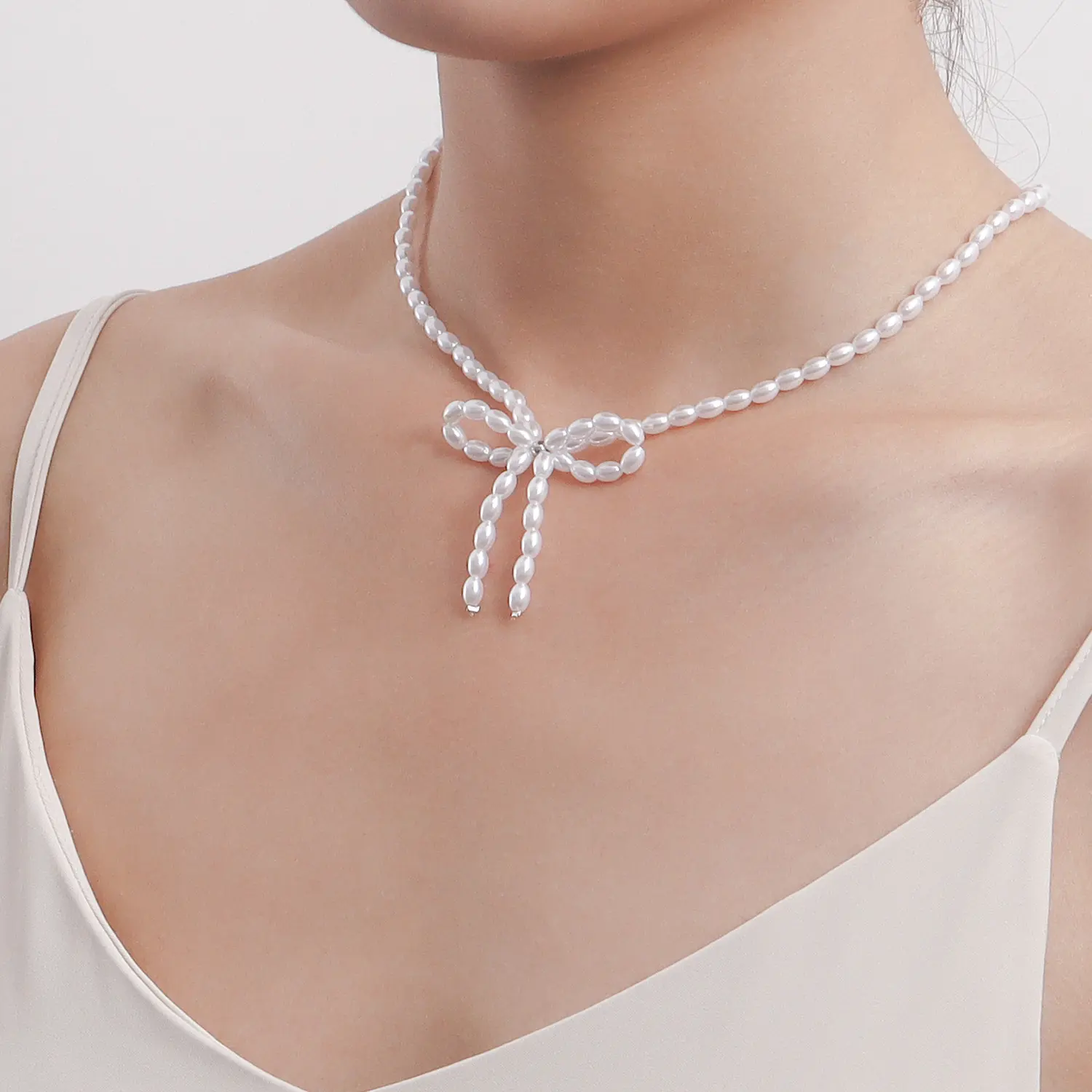 Nouvelle mode, chaîne de perles réglable de style élégant, pendentif nœud papillon, collier ras du cou en perles, bijoux pour femmes