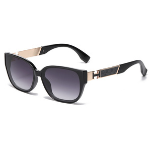 Lunettes de soleil Gucci pour femme, monture noire, verres PC, protection UV400, style tendance pour l'extérieur - Product Image 1