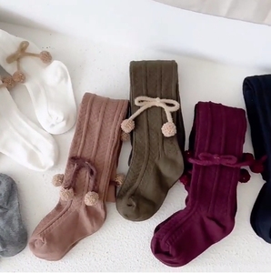 Wuyang Nhà Máy Thiết Kế Mới Bán Buôn Châu Âu Đan Bông Bé Đầu Gối Vớ Cao Tùy Chỉnh Dễ Thương Mùa Đông Pompon Gân Trẻ Em Vớ Dài - Product Image 1